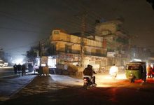 Massive blackout in Pakistan power breakdown in Karachi, Rawalpindi, Lahore, Islamabad, Multan | पाकिस्तान में बत्ती गुल, इस्लामाबाद लाहौर कराची जैसे दर्जनभर शहरों में छाया अंधेरा